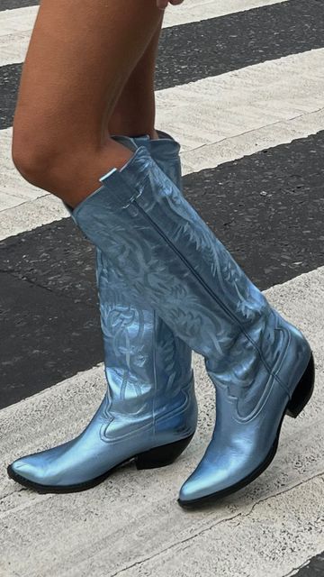 Blue Boots, Riding Boots, Cowboy Boots, Girl Fashion, Cowboy, Style Inspiration, Street Style, Boots, Heels