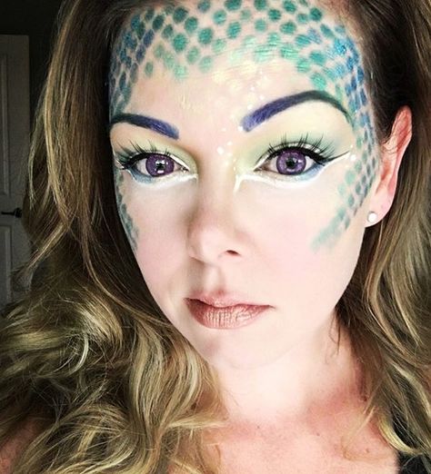 20 Cool Halloween Makeup Ideas | Mermaid / Siren Dino Makeup, Easy Halloween Makeup Ideas, Dragon Makeup, Fish Makeup, Dino Costume, Easy Halloween Makeup, Halloween Makeup Diy, Halloween Makeup Pretty, Cool Halloween Makeup