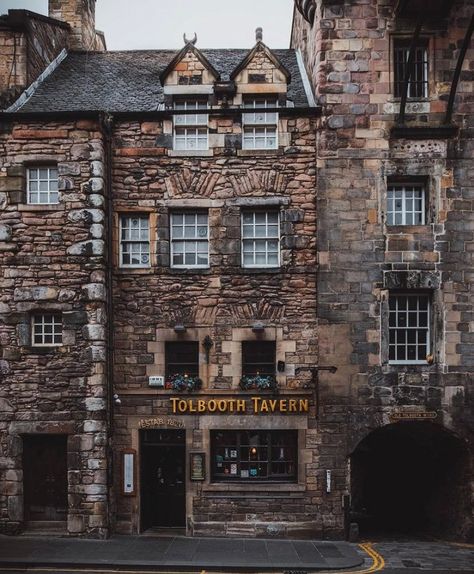 Old Town Edinburgh, Academia Aesthetics, Garden Pottery, Street House, Edinburgh Scotland, Artist Gallery, Places Around The World, Architecture Building, Edinburgh