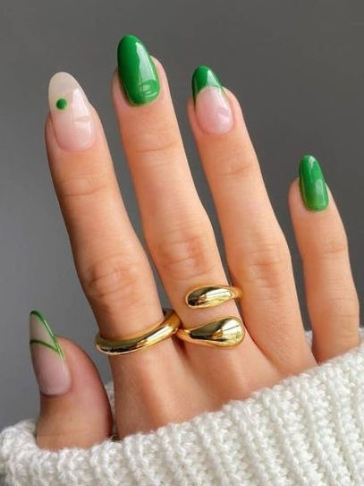 st. patrick's day nails: green tips with minimalistic accent Lime Green Nails, Negative Space Nail Art, Negative Space Nails, St Patricks Day Nails, Festive Nail Art, Green Nail Designs, Green Nail Polish, Nail Pops, Pastel Mint