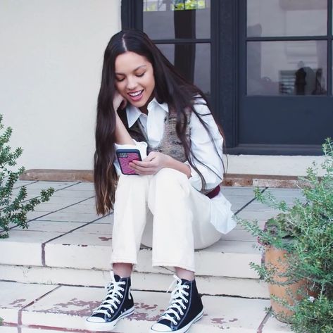 Olivia Rodrigo Converse, Converse Fashion, Sofia Wylie, Converse Style, Olivia Rodrigo, Sofia, All Star, Rain Jacket, Converse