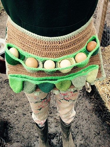 Homemade Gift Exchange, Egg Apron, Crochet Egg, Gathering Apron, Egg Aprons, Basic Pattern, Crochet Chicken, Creative Crochet, Simple Crochet