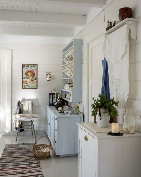 Norwegian House Interior, Norwegian Interior Design, Norwegian Cottage, Norwegian Interior, Scandinavian Summer House, Norwegian Kitchen, Light Grey Flooring, Norwegian Home, Rustic Country Cottage