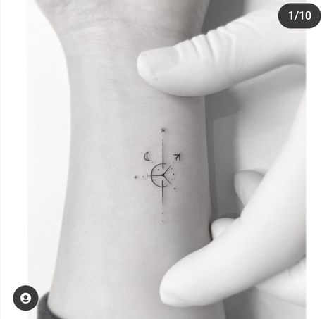 Fine Lines Tattoo Minimalist, Matching Tattoos For Best Friends Travel, Small Fine Line Compass Tattoo, Compass Tattoo Minimal, Compass Tattoo Wrist, Wanderer Tattoo Ideas, Small Compass Tattoo Women, Minimal Compass Tattoo, Dainty Compass Tattoo