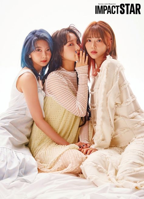 Kim Yoohyeon, Lee Siyeon, Group Poses, Studio Photography Poses, People Poses, Female Pose Reference, Print Media, Body Reference Poses, Human Poses Reference