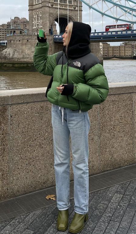 Green North Face, Nyc Fits, Winter Inspo, Outer Wear, Style Aesthetic, 90s Style, Models Off Duty, Down Jacket, Athleisure