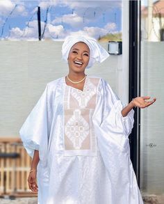 Eid Outfits African, African Lace Dress, Bazin Dress, Senegal Dakar, Boubou Styles For Women, African Wedding Attire, African Maxi Dresses, African Lace, Africa Fashion