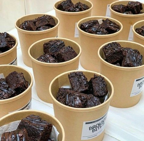 Bake Sale Displays, Brownie Packaging, Bake Sale Packaging, Resep Brownies, Baking Packaging, Dessert Packaging, Bakery Packaging, Baking Business, Cake Business