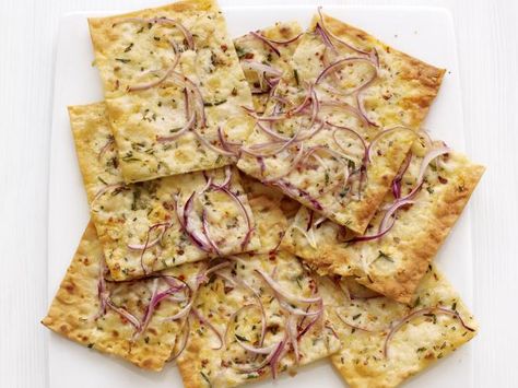 Cheesy Onion Flatbread Onion Flatbread, Easter Side Dishes Recipes, Easter Food Appetizers, Food Network Chefs, Easter Side Dishes, Flatbread Recipe, Easter Appetizers, Light Appetizers, Flatbread Recipes