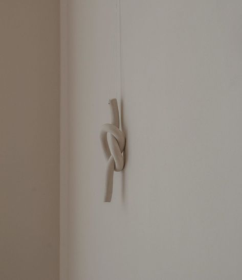 putzy.ceramics on Instagram: “ceramic wall hanging knot 🥨 . . . #minimalart #ceramics #modernceramics #ceramicart #handmadeceramics #wallhanging #wallhanger #walldecor…” Ceramic Wall Hook, Ceramic Hanger, Pottery Handles, Ceramic Wall Hanging, Towel Hanger, Modern Ceramics, Minimal Art, Wall Hanger, Wall Hooks