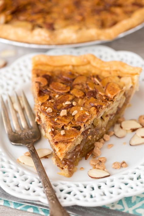 EASY Toffee Almond Pie - this pie recipe is like a pecan pie but with almonds and toffee instead! Easy Pie Recipe, Holiday Pies Recipes, Easy Toffee, Almond Pie, Thanksgiving Pie Recipes, Savory Pies Recipes, Holiday Pies, Easy Pie Recipes, Thanksgiving Pies