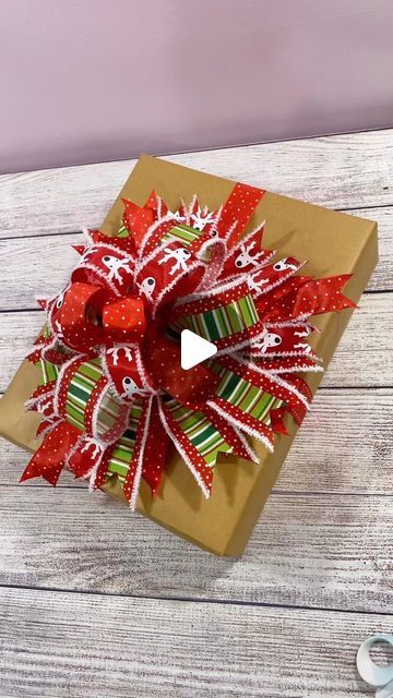 Tracie Garrett on Instagram: "Bows are super easy to make when you’re not intimidated by them, follow for more tips and tricks! #bow #giftwrapping #wrappingpaper #wrappingpresents #makingbows #howto #christmas2022 #christmasdecor #diychristmasdecor" Gift Box Bow Diy Ribbons, Present Bows Diy Ribbons, Christmas Bows For Presents, Christmas Gift Bows, Bows For Presents, Making Bows, Gift Wrapping Bows, Bow Making, Present Wrapping