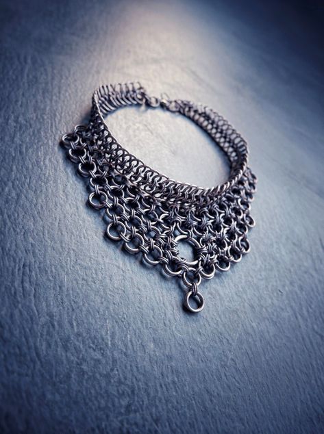 Hello! I made this Dark Goth Choker - Collar Necklace using strong & skin-friendly, hypoallergenic aluminum rings, with the ancient craft of chainmail. * This statement piece will look elegant & unique on your neck. (Be ready for curious questions ;) * It would be a perfect gift for a loved one, friend or a stylish family member 🎁 - Was made with European & Japanese chainmail patterns. - All the rings were attached to each other one by one by hand. HOW TO TAKE CARE OF YOUR ACCESSORY? * Anodized How To Make Chainmail, Chainmail Patterns Tutorials, Chainmail Clothing, Chainmail Patterns, Gothic Choker, Chainmail Necklace, Goth Choker, Chainmail Jewelry, Choker Collar Necklace