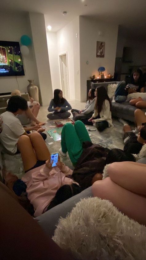 Fake Sleepover Pics, Good Friend Group Aesthetic, Sleepover Pics With Friends, Sleepover Snap, Hang Out Aesthetic, Sleepover Pics, Sleepover Vibes, Friend Hangout, Movies With Friends