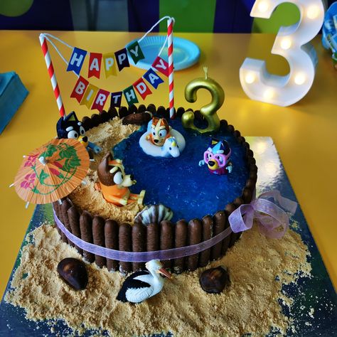 Bluey Cake Swimming Pool, Jelly Pool Cake, Bluey Birthday Cake Beach, Bluey Cake With Figurines, Chocolate Bluey Cake, Bluey Pool Cake, Bluey Beach Cake, Chocolate Finger Cake, Flourless Cakes