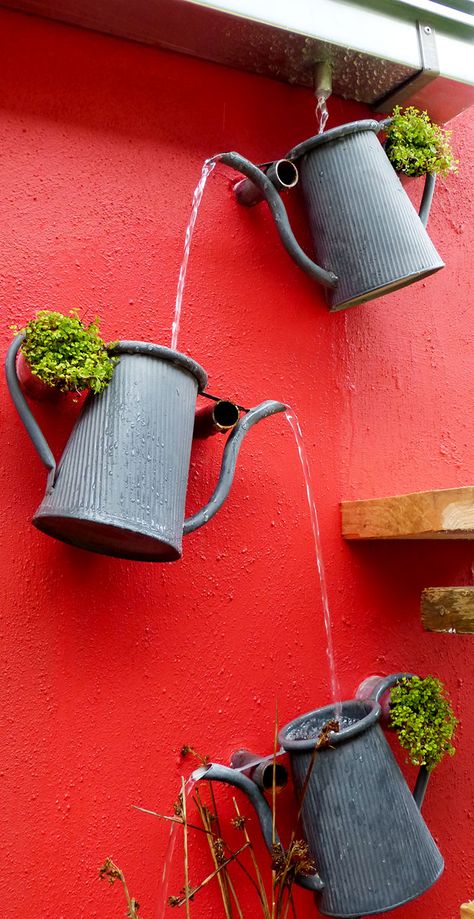 Fantastic cascading watering can feature. Great way to create a decorative drainage system from the gutter. Kebun Herbal, Taman Air, Pergola Diy, Rain Chains, Taman Diy, Jardim Diy, Watering Cans, Desain Lanskap, Rain Chain