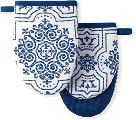 Amazon.com: Martha Stewart Strie Medallion Mini Oven Mitt 2-Pack Set, Navy Blue, 5.5"X8" : Home & Kitchen White Oven, Hotel Pillows, Mini Oven, Medallion Print, Kitchen Towel Set, Cleaning Dishes, Oven Mitt, Cotton Bath Towels, Oven Mitts