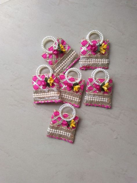 Rakhi Packing Ideas Handmade, Coin Gift Packing Ideas, Rakhi Soan Designs Handmade, Pasupu Kumkum Packing Ideas, Rakhi Packing Ideas, Handmade Decorative Items, Wedding Gift Hampers, Indian Wedding Gifts, Fancy Envelopes