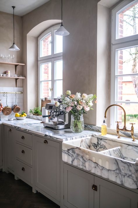 This is our Tuscan Farmhouse Arabescato double marble sink with fluted fronts, isn't it beautiful!? These sinks are classic and elegant, they'll age and change over time and our brass Ionian tap is the perfect addition. Oooh and how about the matching Arabescato marble countertop, this look is bold and absolutely beautiful. #deVOLKitchens #MarbleSink #KitchenSink #Arabescato Photography & styling by @ourfoodstories Devol Kitchens, Diy Marble, Casa Vintage, Simple Furniture, Shaker Kitchen, Stunning Kitchens, Counter Tops, Kitchen Projects, Beautiful Kitchens