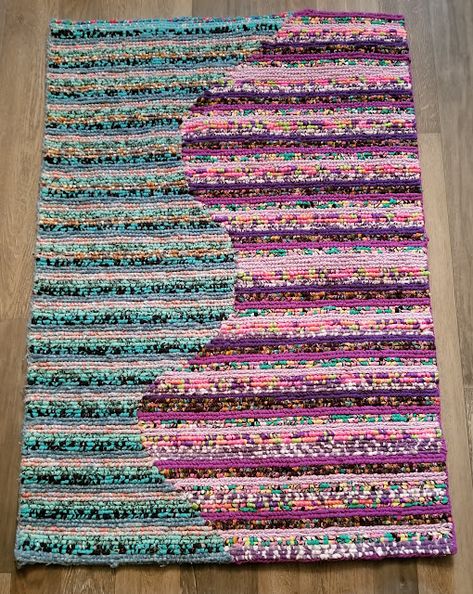 Stamp Queen: Locker hooking Braided Rag Rug Diy, Locker Rugs, Rag Rug Diy, Hook Rugs, Locker Hooking, Rug Hooking Designs, Braided Rag Rugs, Wall Hanging Designs, Rug Tutorial