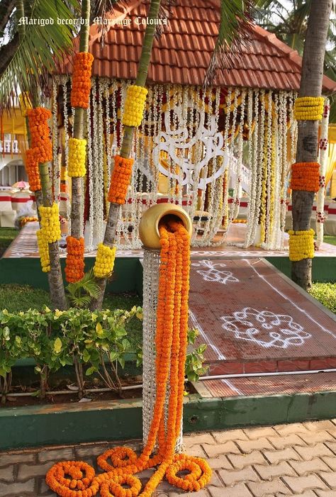 Traditional South Indian Wedding Decor, Traditional Decoration Indian, South Indian Wedding Decor, Indian Wedding Theme, Mehendi Decor Ideas, Flower Backdrop Wedding, Diy Wedding Reception, Wedding Entrance Decor, Mandap Decor