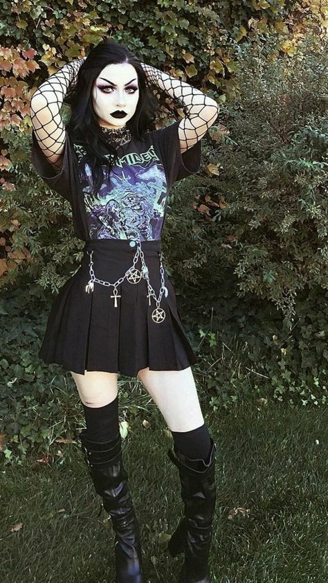 Metalhead Summer Outfits, Modern Goth Makeup, Dahlia Witch, Dorothy Outfit, Emily Strange, Goth Baddie, Punk Girls, Black Metal Girl, Goth Glam