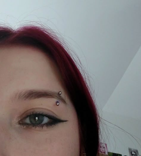 Female Eyebrow Piercing, Double Eye Brow Piercing, Right Eyebrow Piercing, Eye Brow Piercing Aesthetic, Anti Eyebrow Piercing Aesthetic, Eyebrow Percinings, Girl Eyebrow Piercing, Piercing Aesthetic Grunge, Types Of Eyebrow Piercings