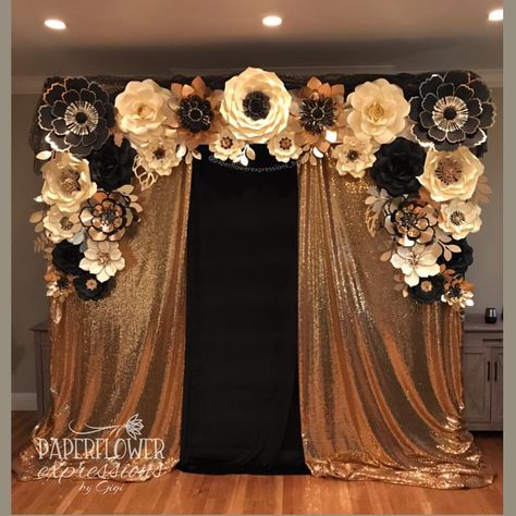 Full look Gatsby backdrop, handmade paper flowers in ivory, black and gold. Gold Sequins and black velvet, it's an elegant combination ✨ .… Great Gatsby Theme Party, Gatsby Theme Party, Anniversary Backdrop, Look Gatsby, Gatsby Birthday Party, Gatsby Party Decorations, 50th Anniversary Decorations, Great Gatsby Theme, 50th Wedding Anniversary Party