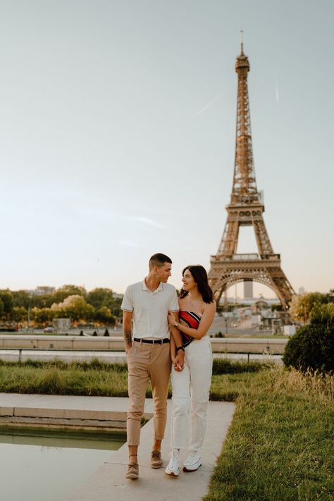 Effile Tower Couple Pictures, Eiffel Tower Picture Ideas Couple, Eiffel Tower Couple Poses, Eiffel Tower Photography Couple, Eiffel Tower Couple Pictures, Eiffel Tower Picture Ideas, Paris Couple Pictures, Eiffel Tower Pictures, Prenuptial Photoshoot