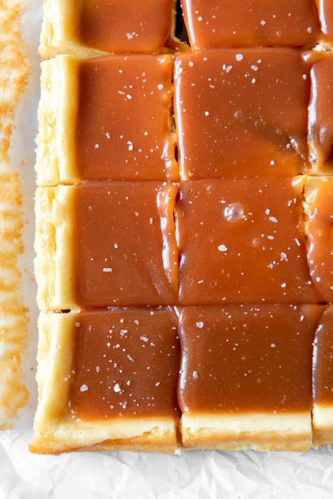 Salted Caramel Cheesecake Bars Caramel Pumpkin Cheesecake, Salted Caramel Desserts, Caramel Cheesecake Bars, Uh Huh Honey, Salted Caramel Recipes, Caramel Dessert Recipes, Graham Cracker Recipes, Caramel Pumpkin, Broma Bakery