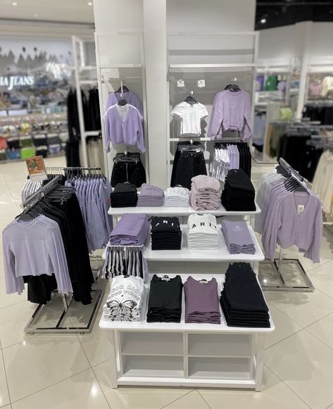 Retail Store Set Up, Clothing Visual Merchandising, Clothing Store Set Up, Visual Merchandising Displays Clothing, White Black Room, Table Merchandising, Visual Merchandising Ideas, Fashion Store Display, Visual Merchandising Display