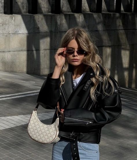 designer, Celine, quiet luxury bags, bags designer, bags aesthetic, handbags designer, handbag aesthetic, handbag fashion, old money style, old money bags Triomphe Bag, Luxury Look, Fall Outfits For School, Best Designer Bags, Womens Handbag, So Kate, Handbag Collection, Perfect Handbag, Classic Handbags