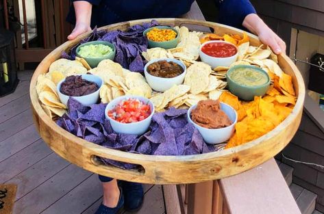 Forget Grazing Tables: Grazing Platters Are Now a Thing! Housewarming Appetizers, Grazing Platter Ideas, Grazing Table Ideas, Pasti Fit, Breakfast Gift Basket, Breakfast Platter, Snack Prep, Grazing Table, Party Food Platters