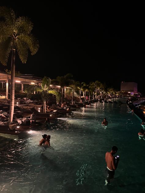 The famous infinity pool on top of the Marina Bay Sands in Singapore. 57th floor view. Nightime swims. Highend hotel. Marina Bay Sands Infinity Pool, Singapore Hotels, Luxury Swimming Pools, Sands Hotel, Rooftop Pool, Infinity Pool, Cool Pools, Beach Pool, City View