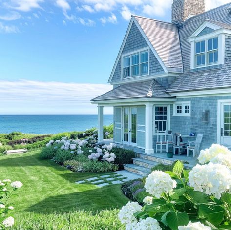 Nantucket Houses, North Carolina Beach House, Hamptons Farmhouse, Nantucket House, Nantucket Style Homes, Preppy House, Hamptons Beach House, Cottage Decor Living Room, Beachfront House