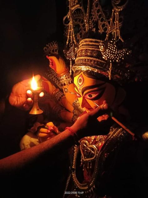 Ma Durga Aesthetic, Mahalaya Aesthetic, Durga Puja Aesthetic Wallpaper, Kumartuli Durga Photography, Maa Durga Kolkata Photography, Mahalaya Photography, Durga Maa Photography, Durga Maa Aesthetic, Durga Aesthetic