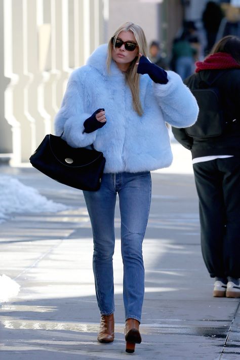 Elsa Hosk Street Style, Blue Fur Coat, Elsa Hosk Style, Fur Outfit, Romee Strijd, Elsa Hosk, Celebrity Street Style, Fur Fashion, 가을 패션