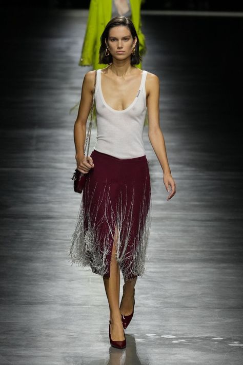 Modern Flapper, Glitzy Dress, Casual Cotton Top, Gucci Spring, Sheer Skirt, Flapper Style, Milano Fashion Week, Street Style Trends, Spring Fashion Trends