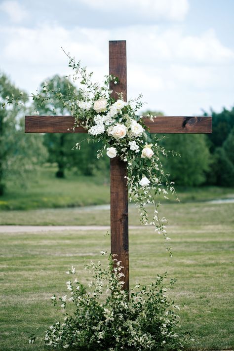 Wedding Cross Decorations Flower, Cross Wedding Alter Diy, Weddings On The Beach Ideas, Cross Swag Wedding, Cross Wedding Alter Flowers, White Flowers On Cross Wedding, Wedding Cross Decor Ceremony Backdrop, Wedding Cross Arrangement, Wedding Cross Flower Arrangement