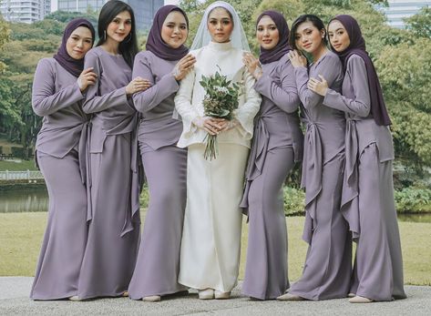 Bridesmaid Malaysia, Malaysian Dress, Sparkly Bridesmaids, Sparkly Bridesmaid Dress, Malay Wedding Dress, Fresh Hairstyles, Prewedding Ideas, Wedding Platform, Love Ideas