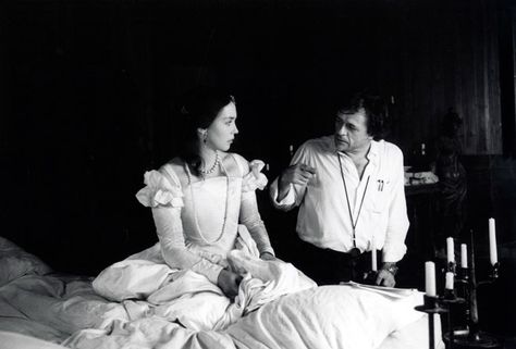 Isabelle Adjani et Patrice Chéreau sur le tournage de La Reine Margot en 1993. Le film a obtenu le prix du jury au Festival de Cannes en 1994, et l'actrice le césar de la meilleure actrice en 1995. En savoir plus sur http://www.vanityfair.fr/culture/cinema/articles/la-reine-margot-adjani-raconte-lhistoire-secrete-du-chef-doeuvre Queen Margot, Green Velvet Skirt, Catherine De Medici, Big Wedding Dresses, Warren Beatty, Isabelle Adjani, Wedding Scene, French Films, Arranged Marriage