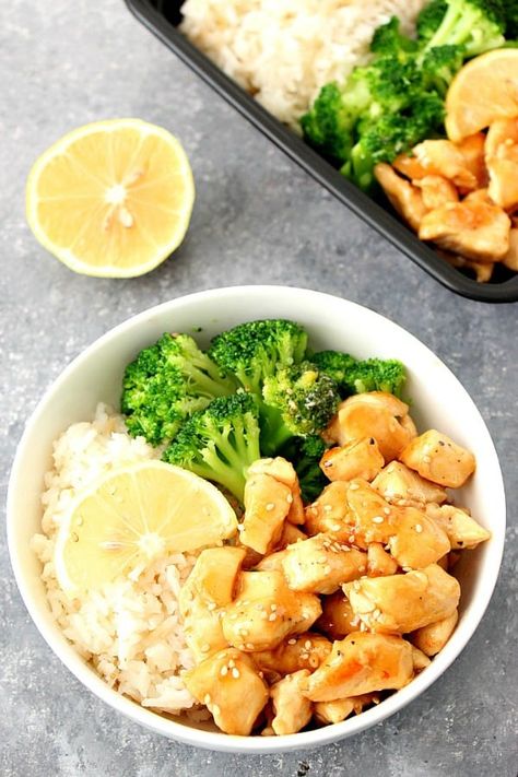 Honey Lemon Chicken Rice Bowls Recipe - quick and easy dinner idea that's better than takeout! This sweet and tangy chicken makes for a perfect meal prep. Quick Teriyaki Chicken, Teriyaki Chicken Rice, Lemon Chicken Rice, Teriyaki Chicken Rice Bowl, Chicken Rice Recipe, Pollo Teriyaki, Teriyaki Chicken And Rice, Honey Lemon Chicken, Crockpot Chicken Breast