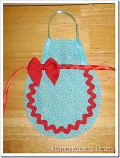 Dish Soap Apron Inspiration Aprons Diy Patterns, Towel Aprons, Bottle Aprons, Apron Inspiration, Apron Diy, Creative Kitchen Ideas, Knitted Flower Pattern, Apron Patterns, Christmas Angel Crafts