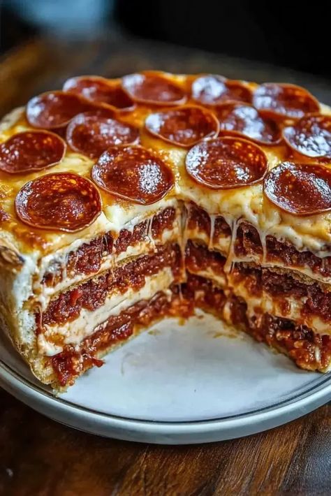 Pepperoni Pizza Cake, Sweet Pizza, Pizza Cake, Layer Cake Recipes, Classic Pizza, Craving Pizza, Dip Recipes Easy, Pizza Night, Glass Baking Dish