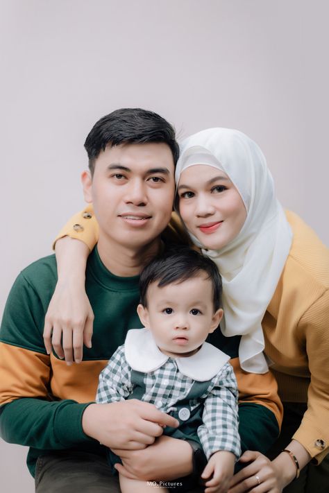 Raya Pose, Raya Ootd, Raya Photoshoot, Photoshoot With Baby, Studio Photo Shoot, Studio Family Portraits, Family Photo Studio, Family Potrait, First Family Photos