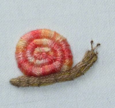 Stump work Snail Hand Embroidered Snail, Stumpwork Embroidery Patterns, Embroidered Snail, Bordado Jacobean, Stumpwork Embroidery, Stump Work, Brazilian Embroidery Stitches, Sulaman Pita, Embroidery Ribbon