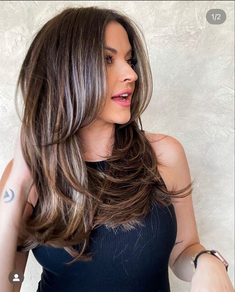 Tia Booth Hair, Tia Booth, Chic Messy Bun, Brunette Roots, Sleek Short Hair, Brown Hair Color Shades, Honey Brown Hair, Balayage Hair Color, Brunette Balayage