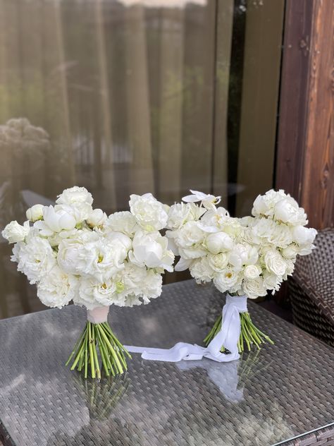 White Peony Bouquet Wedding Hydrangeas, Minimal White Bouquet, White Spring Wedding Bouquet, White Wedding Florals With Greenery, Hydrangea Arrangements Wedding, All White Bridal Bouquet, Bridal Bouquet Roses, Bridal Bouquet Styles, White Peonies Bouquet