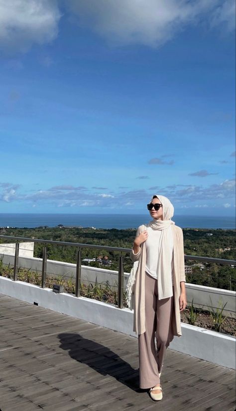 Hijab Outfit Beach Style, Bali Outfit Ideas Hijab, Beach Hijab Outfit Ideas, Hijab Beach Outfit, Beach Outfit Hijab, Outfit Ideas Hijab, Date Night Outfit Classy, Outfit Hijab Casual, Muslim Outfits Casual