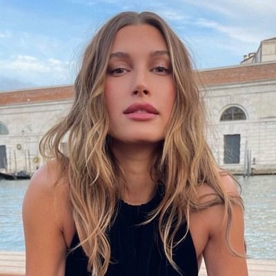 Hailey Baldwin Hair, Blinde Hair, Hair Mood Board, Haley Bieber, Light Brunette Hair, Warm Blonde Hair, Dark Blonde Hair Color, Golden Blonde Hair, Big Hair Dont Care